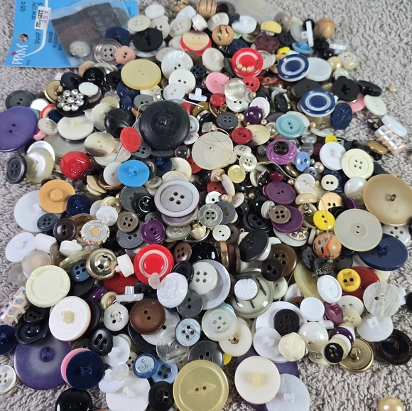 Assorted Colorful Buttons Collection - Picture 4 of 12